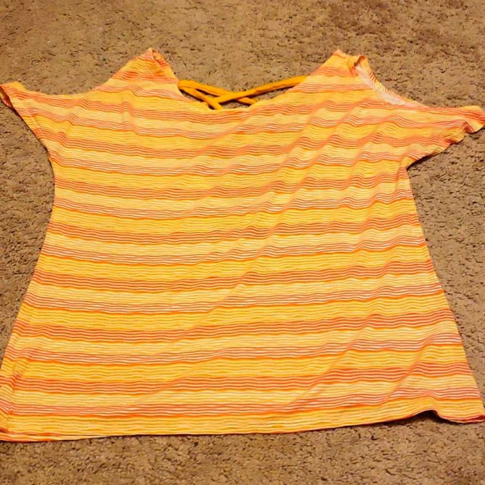 Cold shoulder strappy back tee sz xL